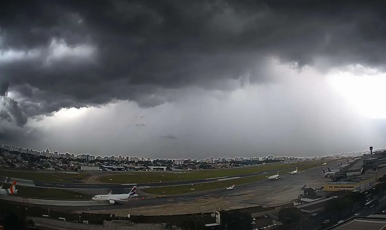 a imagem mostra a evolução de chuva intensa no aeroporto de Congonhas SP